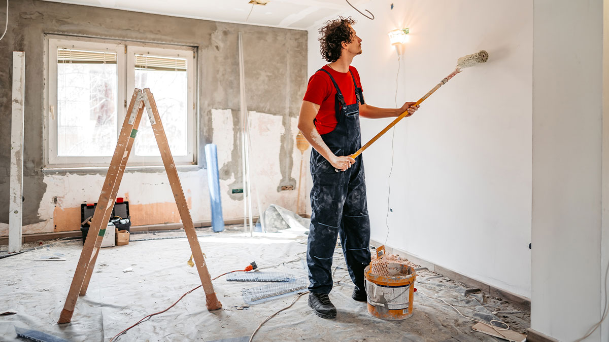 Homem a pintar parede